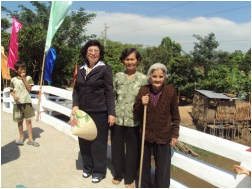 Cụ bà Nguyễn Thị Hòa (bên phải), 82 tuổi, nói với nhà tài trợ Lâm Thị Hía, cựu nữ sinh Gia Long (bên trái): “Tôi nhờ người nhà dẫn ra từ rất sớm để xem cây cầu mới”