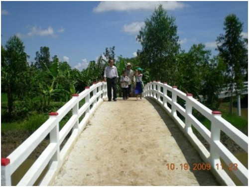 Đại diện Nhóm VK tại VN (Nguyễn Văn Công) cùng các cháu học sinh qua cầu