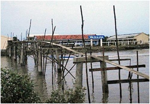 Công trình cầu VK ở Tân Tiến, Đầm Dơi, Cà Mau đang xây nối liền hai bờ sông tặng học sinh tới trường.