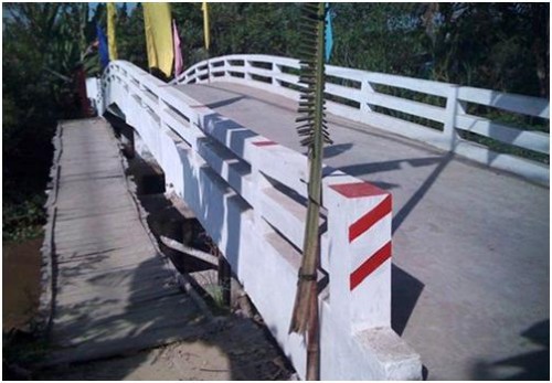 Cầu ván cũ vẫn được giữ lại cho đến ngày khánh thành cầu bê tông mới để ghi nhận cho sự đổi mới của làng quê.