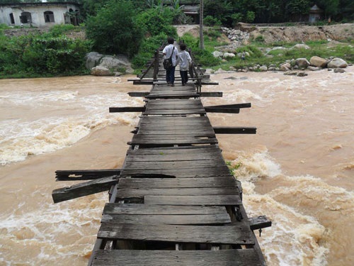 Cây cầu tạm bợ giữa dòng nước xoáy